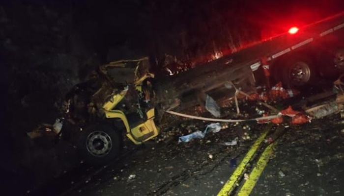 Reserva do Iguaçu - Tombamento de caminhão deixa duas vítimas fatais na PR-459